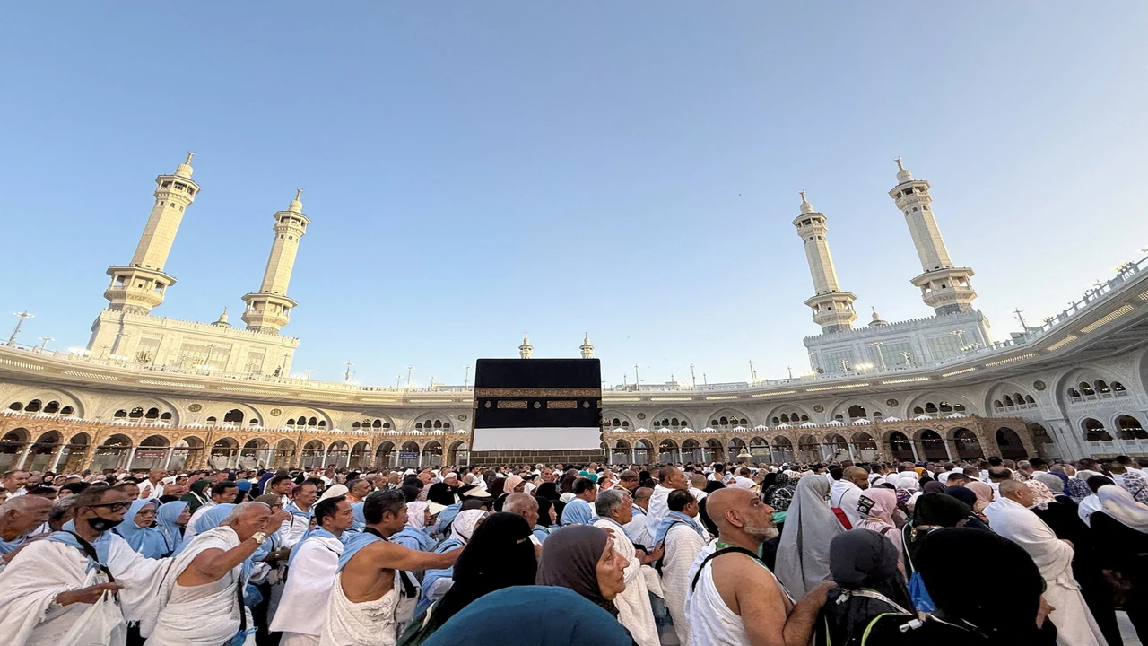 ضيوف الرحمن يتوافدون إلى مكة المكرمة وسط مشاهد روحانية وإنسانية